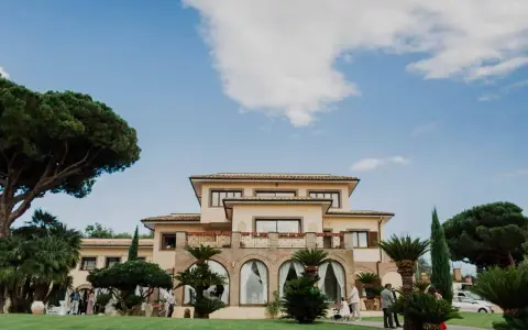 Il borgo della cartiera pontificia, con la sua villa imponente e il verde lussureggiante, accoglie gli ospiti sotto un cielo azzurro.