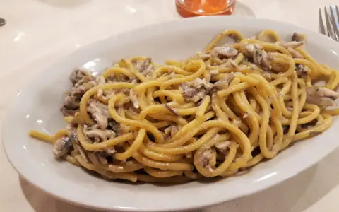 Spaghetti con sardine, un sapore autentico tra i piatti tipici di Verona.