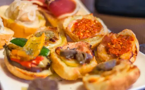 Assaggi di Praga: crostini con verdure, carne e salse piccanti. Un'idea per cosa mangiare a Praga.