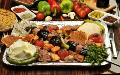 Un vassoio di kebab misti, melanzane, pomodori, riso e pane: ecco cosa mangiare a Istanbul per un'esperienza culinaria autentica.