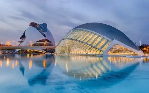 Edifici futuristici a Valencia, con riflessi sull'acqua. Un'esperienza uber Valencia da non perdere.