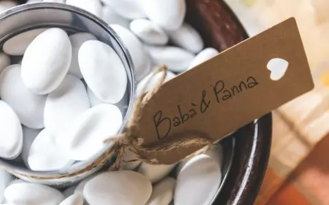 Confetti bianchi, un simbolo di gioia. La leggenda narra chi ha inventato i confetti, dolci che accompagnano ogni lieto evento.