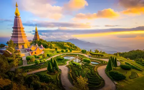 Templi dorati su una collina verdeggiante, con giardini curati e montagne all'orizzonte. Un luogo imperdibile tra le cose da vedere a Chiang Mai.