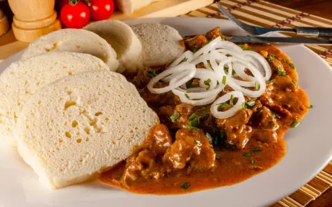 Un piatto di goulash ceco con knedlíky, un classico tra i piatti tipici della Repubblica Ceca.