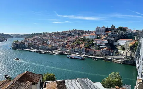 Porto: un panorama mozzafiato sul fiume Douro, perfetto per scoprire cosa vedere in 3 giorni. Case colorate, ponti iconici e barche sul fiume.