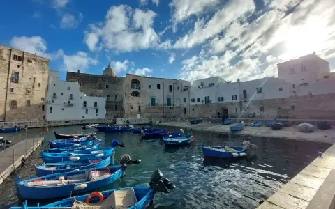 Porto di Bari con barche blu ormeggiate. Un'ottima vista per chi cerca cosa vedere a Bari in 3 giorni.