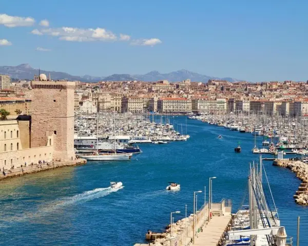 Porto Vecchio di Marsiglia, con la fortezza di San Nicola e una miriade di barche. Un'ottima idea per cosa vedere a Marsiglia in un giorno.