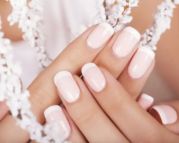 Unghie gel french per una sposa: un tocco particolare di eleganza.