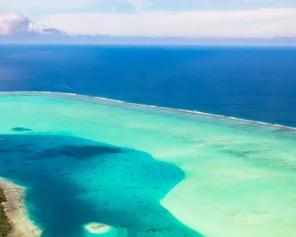 Un'isola lussureggiante si affaccia su acque turchesi e blu intenso. Perfetto per chi cerca il mare a gennaio dove andare.