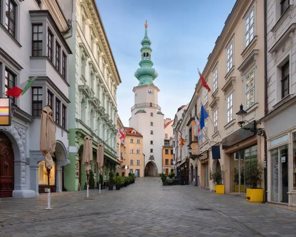 Strada acciottolata con edifici storici e la torre dell'orologio, perfetta per scoprire cosa vedere a Bratislava in 3 giorni.