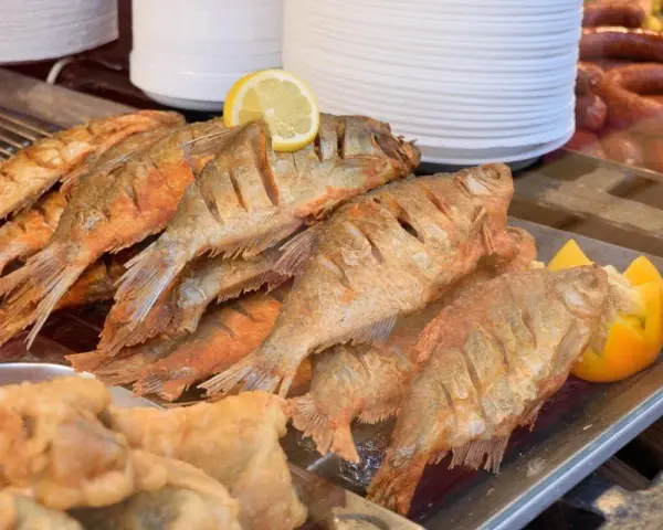Fritti pesci dorati con limone, un assaggio di Ostuni dove mangiare bene e spendere poco.