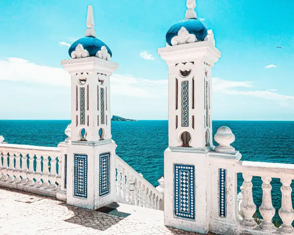 Torri bianche con cupole blu e dettagli in azulejos, affacciate sul mare. Un luogo incantevole per scoprire cosa fare a Benidorm.