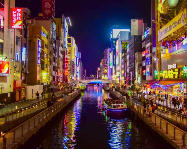 Canali illuminati da insegne al neon, un'esperienza da non perdere per chi cerca cosa vedere a Osaka.