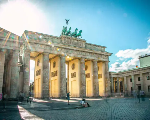 Porta di Brandeburgo, simbolo di Berlino. Ideale per chi cerca dove alloggiare a Berlino, vicina a monumenti e vita cittadina.