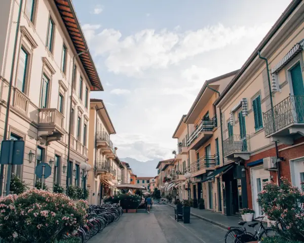 Via dello shopping a Forte dei Marmi, cosa vedere: palazzi eleganti, balconi fioriti e biciclette parcheggiate.