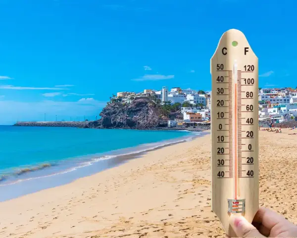 Spiaggia soleggiata alle Canarie, quando andare? Il termometro segna 30°C, ideale per godersi il mare turchese e la sabbia dorata.