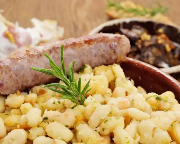 Salsiccia con patate e gamberetti, un'idea gustosa su cosa mangiare a Barcellona.