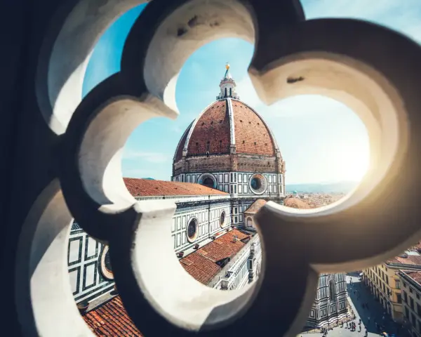 La Cupola del Brunelleschi domina Firenze. Per scoprire come muoversi a Firenze, goditi la vista da qui!