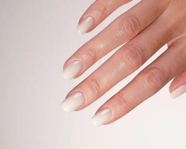 Mani curate con smalto sposa naturale, un tocco di eleganza discreta per un giorno speciale.
