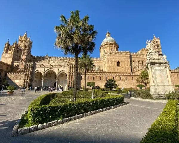 La Cattedrale di Palermo, un must per chi visita Palermo cosa vedere in 3 giorni, con le sue torri imponenti e il giardino curato.