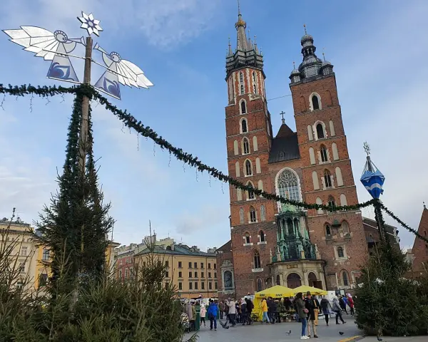 Mercatino natalizio a Cracovia, con la Basilica di Santa Maria in sottofondo. Perfetto per trovare dove dormire a Cracovia.