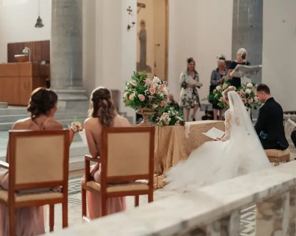 Sposi in chiesa, con la sposa in abito bianco e il velo. Si possono avere 6 testimoni di nozze, ma qui ne vediamo solo alcuni.
