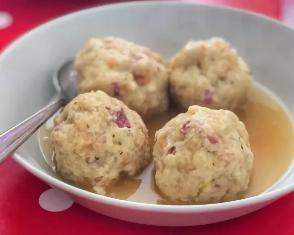 Canederli in brodo, un classico da provare per scoprire cosa mangiare a Trento.