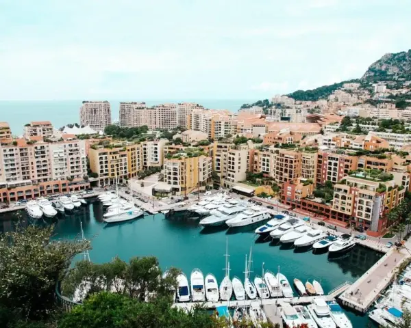 Porto di Monte Carlo con yacht di lusso e palazzi colorati, ideale per scoprire cosa vedere a Montecarlo in un giorno.