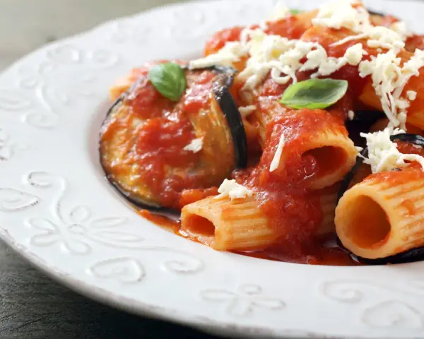 Pasta alla Norma, un classico da provare per capire cosa mangiare a Catania. Melanzane, pomodoro e ricotta salata.