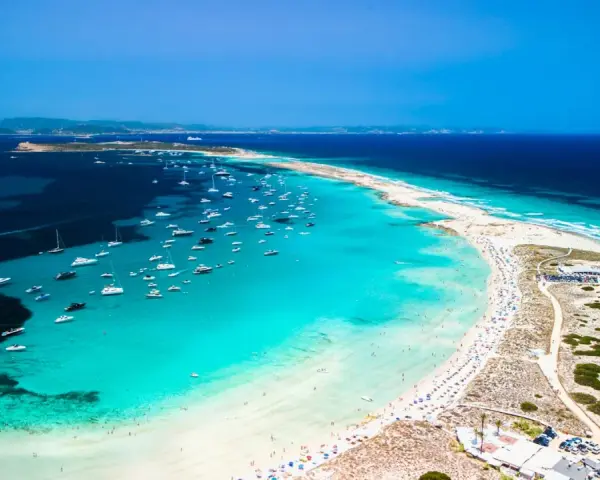 Spiagge bianche, acque cristalline e centinaia di barche: un sogno di mete estive in Spagna.
