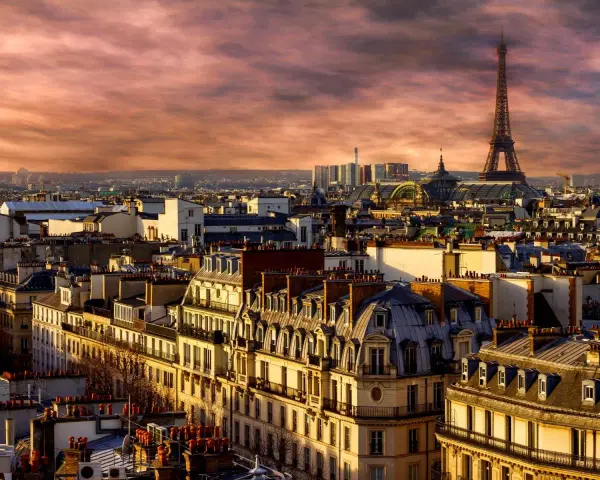 Panorama di Parigi al tramonto, con la Torre Eiffel che domina il paesaggio. Perfetto per chi cerca dove alloggiare a Parigi.