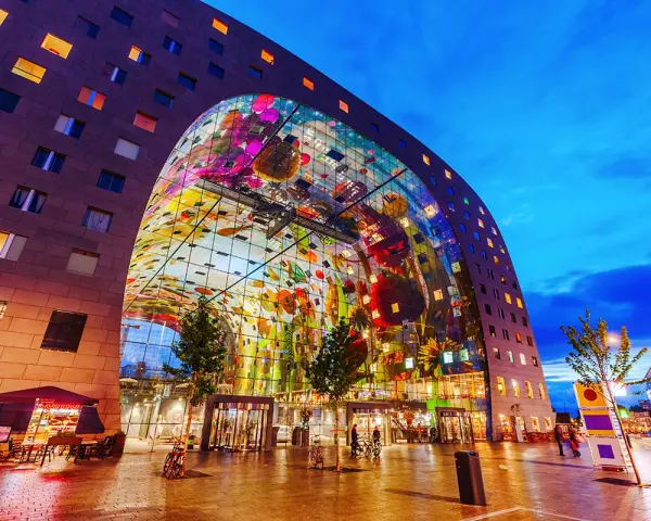 Il Markthal di Rotterdam, un'opera architettonica mozzafiato con un soffitto decorato, è un luogo imperdibile da vedere.