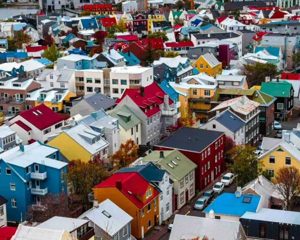Un quartiere colorato di Reykjavik, con case dai tetti rossi, blu e gialli. Un assaggio di cosa vedere a Reykjavik, tra architettura vivace e panorami urbani unici.