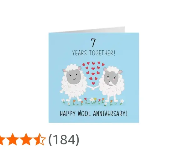 Due pecorelle si tengono per mano su un prato fiorito, celebrando 7 anni insieme. Auguri per le nozze 7 anni!