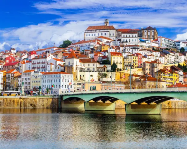 Coimbra, Portogallo: un'ottima idea su dove andare a maggio in Europa. La città storica si affaccia sul fiume Mondego.