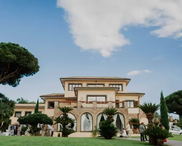Il borgo della cartiera pontificia, con la sua villa imponente e il verde lussureggiante, accoglie gli ospiti sotto un cielo azzurro.