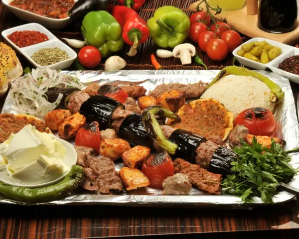 Un vassoio di kebab misti, melanzane, pomodori, riso e pane: ecco cosa mangiare a Istanbul per un'esperienza culinaria autentica.