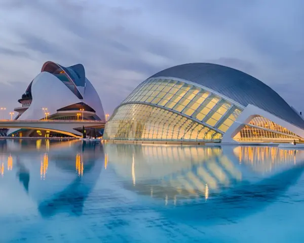 Edifici futuristici a Valencia, con riflessi sull'acqua. Un'esperienza uber Valencia da non perdere.