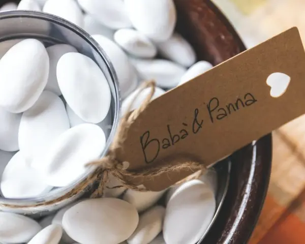 Confetti bianchi, un simbolo di gioia. La leggenda narra chi ha inventato i confetti, dolci che accompagnano ogni lieto evento.