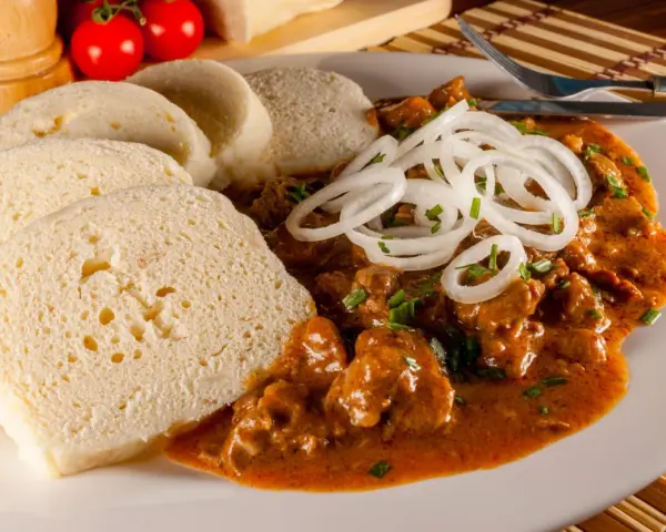 Un piatto di goulash ceco con knedlíky, un classico tra i piatti tipici della Repubblica Ceca.