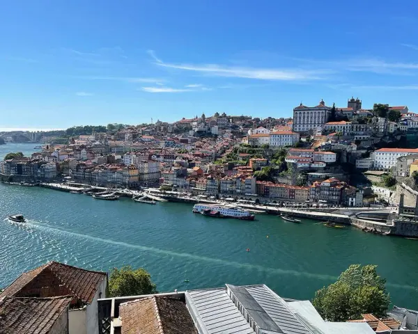 Porto: un panorama mozzafiato sul fiume Douro, perfetto per scoprire cosa vedere in 3 giorni. Case colorate, ponti iconici e barche sul fiume.