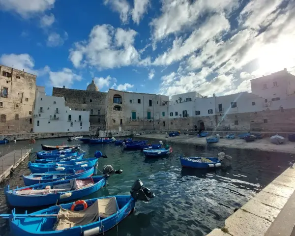 Porto di Bari con barche blu ormeggiate. Un'ottima vista per chi cerca cosa vedere a Bari in 3 giorni.