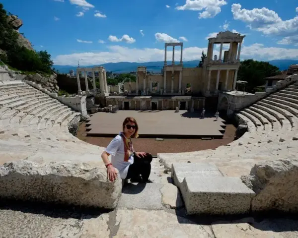 Donna sorride nell'antico teatro romano, un must per chi visita Plovdiv cosa vedere.