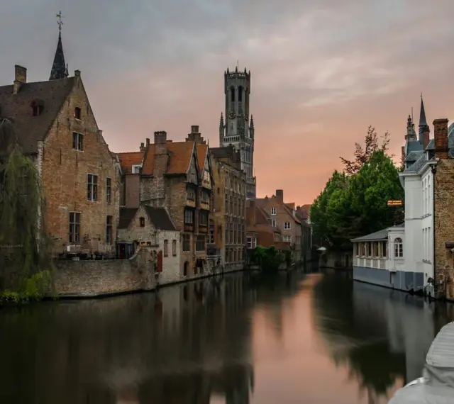 Canali di Bruges al tramonto, un luogo perfetto per escursioni indimenticabili.