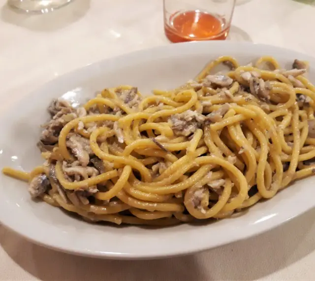 Spaghetti con sardine, un sapore autentico tra i piatti tipici di Verona.