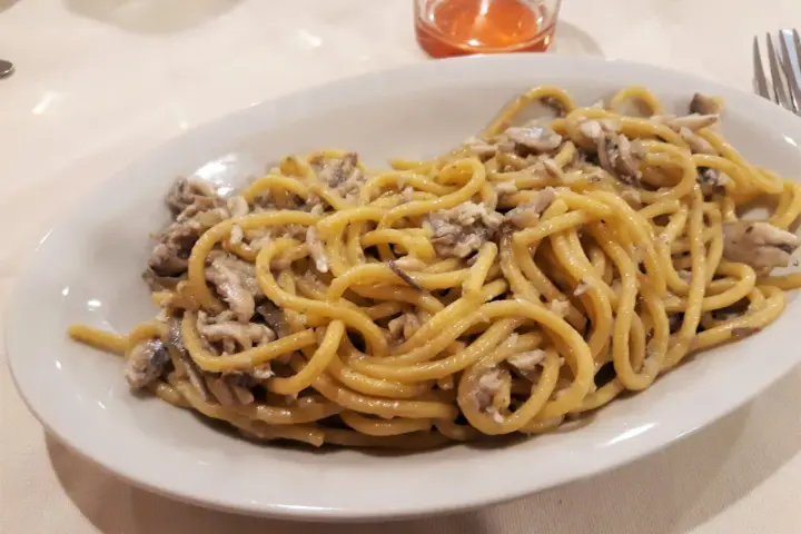 Spaghetti con sardine, un sapore autentico tra i piatti tipici di Verona.