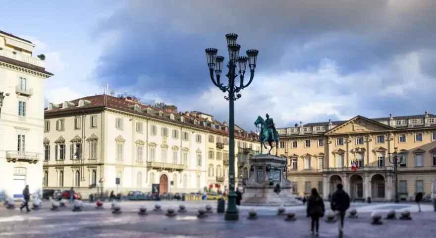 Piazza San Carlo a Torino: un'idea di cosa vedere a Torino in un giorno, con il monumento equestre e i palazzi storici.