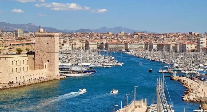 Porto Vecchio di Marsiglia, con la fortezza di San Nicola e una miriade di barche. Un'ottima idea per cosa vedere a Marsiglia in un giorno.