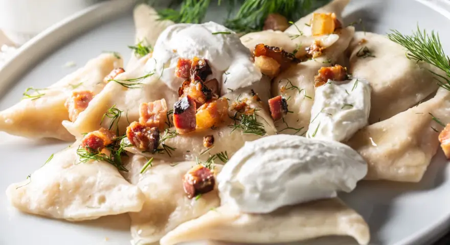 Pierogi con panna acida e pancetta croccante, un'ottima idea su cosa mangiare a Bratislava.