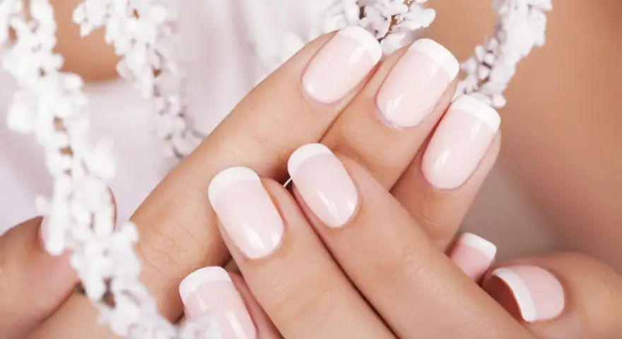 Unghie gel french per una sposa: un tocco particolare di eleganza.